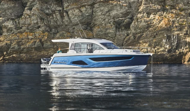 Sealine C390v