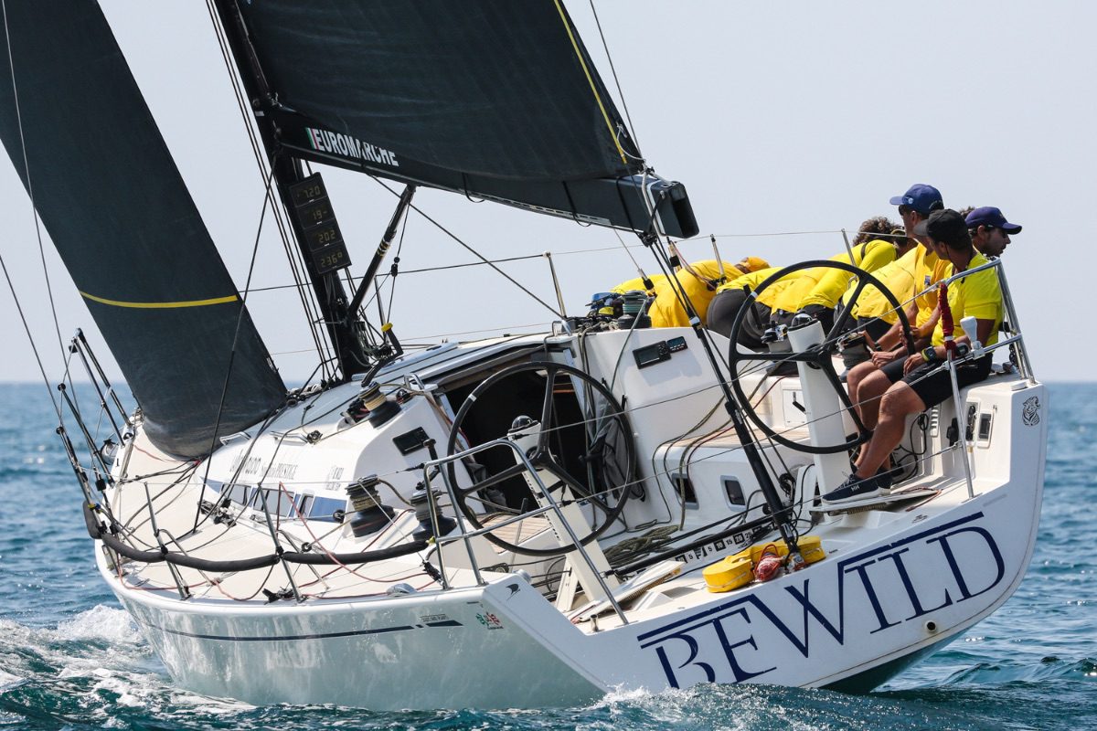 “<span class="nautica-highlight-word">Morgan V</span>” e “<span class="nautica-highlight-word">Sugar</span>” resistono in vetta al Campionato Italiano Assoluto di Vela d’Altura 2022