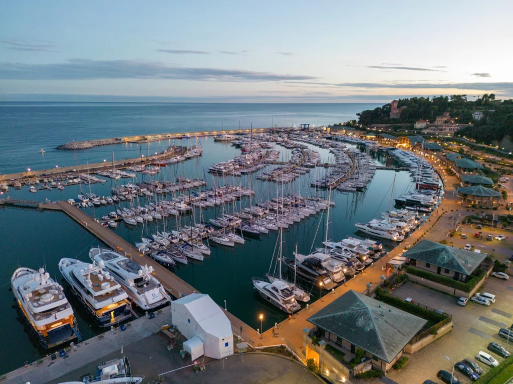 Marina di Varazze, eccellenza ambientale da sedici anni. Bandiera Blu, gestione sostenibile e impegno per il futuro dell'ambiente.