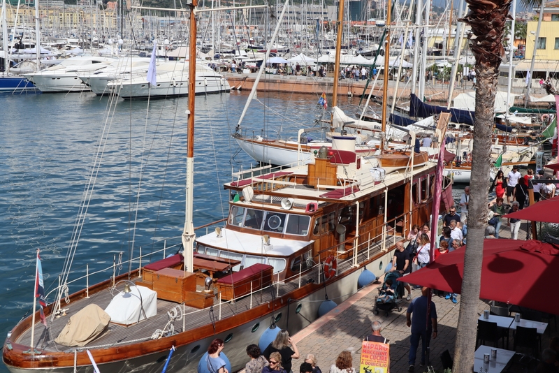 Scopri la magia del Classic Boat Show: barche storiche, eventi emozionanti e cultura marinara. Visita www.marinagenova.it.