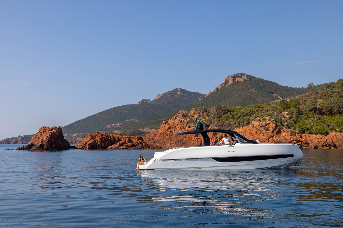 HP Watermakers equipaggia l'Invictus TT420 Vogue White