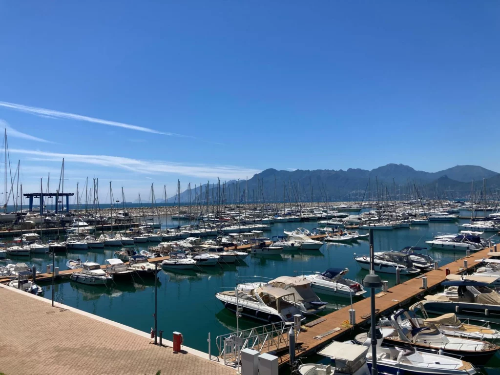 Marina d'Arechi, a Salerno, ottiene la Bandiera Blu per il decimo anno consecutivo, confermando l'impegno per la sostenibilità e l'integrazione porto-città.