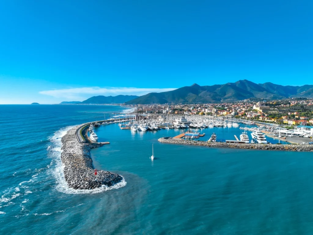 Marina di Loano e le sue spiagge premiate con la Bandiera Blu della Fee. Sostenibilità e qualità al servizio dell'ambiente.