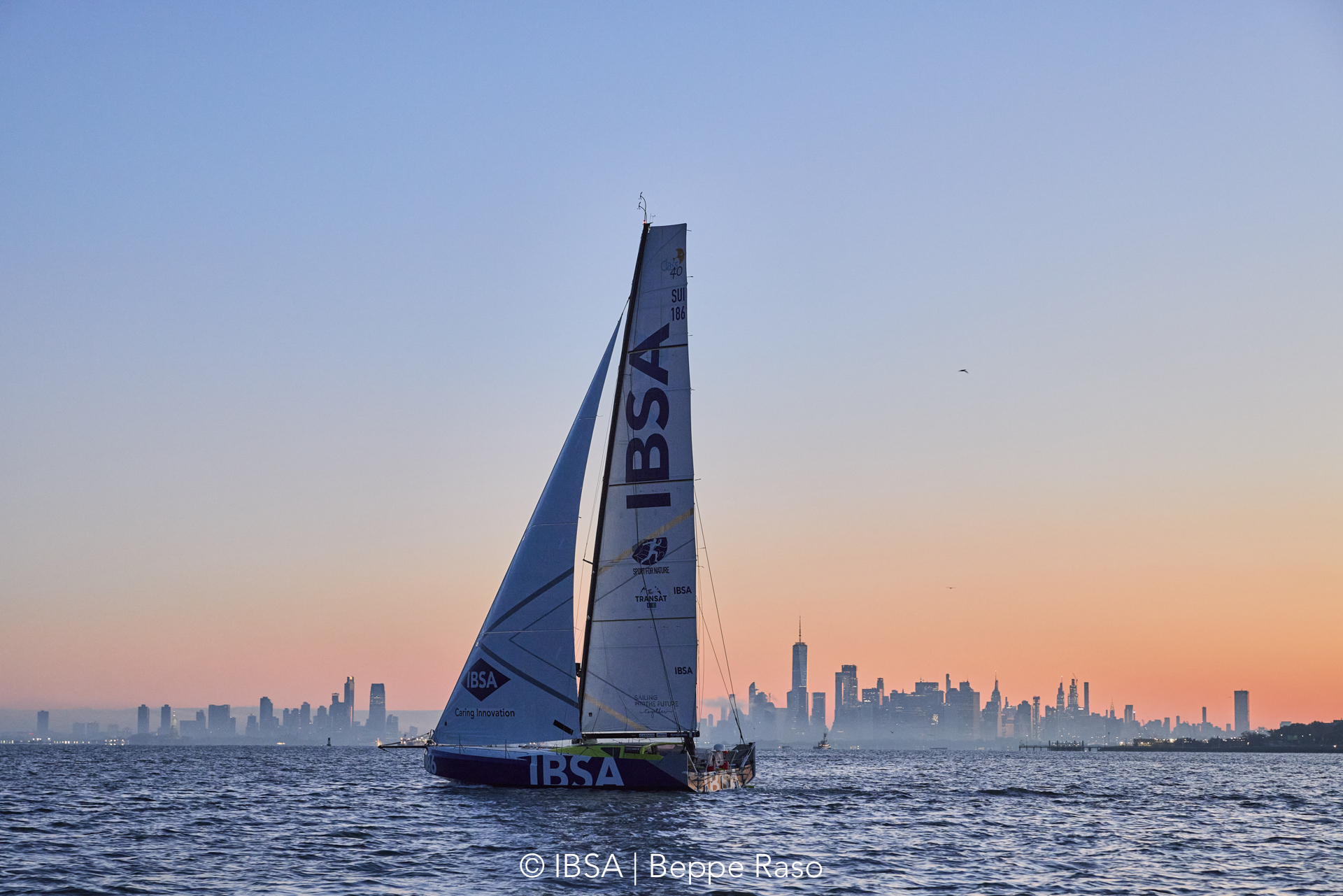 Alberto Bona, quinto alla Transat CIC, affronta sfide e successi nell'epico viaggio verso New York a bordo del Class40 IBSA.