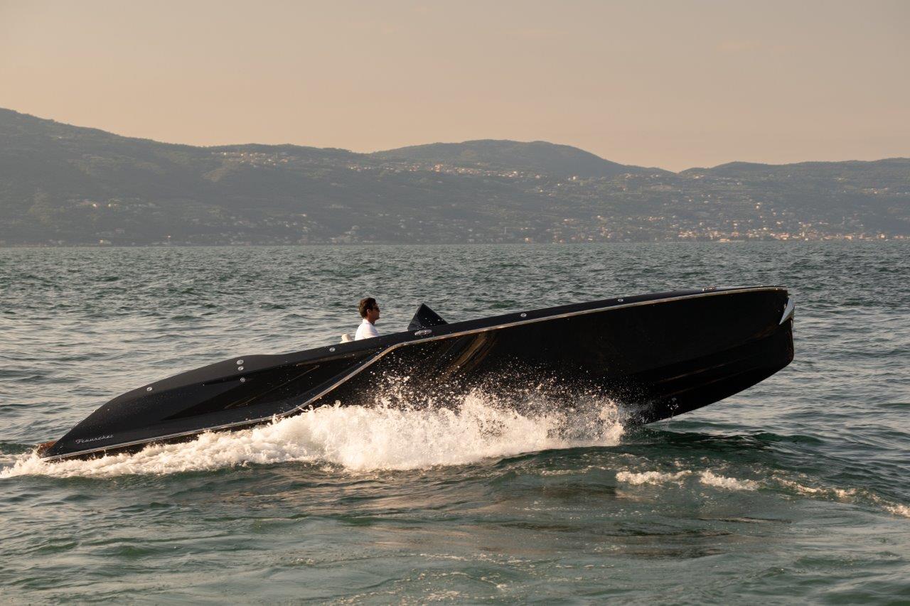 Frauscher Italia, con Officina Lupo, presenta il Fantom Air al Boat Show del Lago Maggiore, un'elegante day cruiser per appassionati di nautica