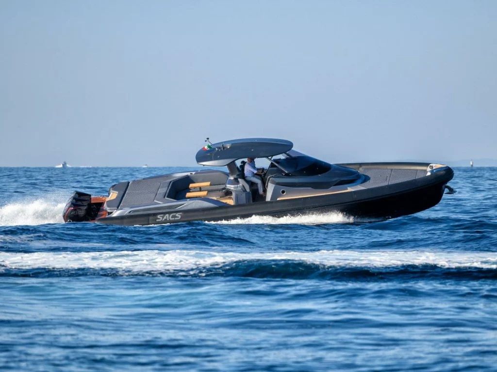 Sacs Tecnorib presenta la gamma Strider al Salone Nautico di Venezia. Scopri gli eleganti modelli Strider 11 e Strider 15.