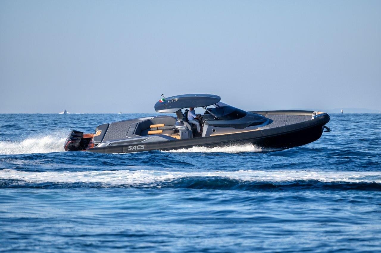 Sacs Tecnorib presenta la gamma Strider al Salone Nautico di Venezia. Scopri gli eleganti modelli Strider 11 e Strider 15.