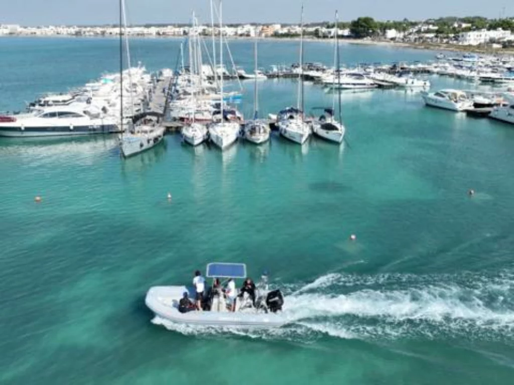 Scopri come Suzuki sta rivoluzionando il monitoraggio delle microplastiche nell'Area Marina Protetta di Porto Cesareo