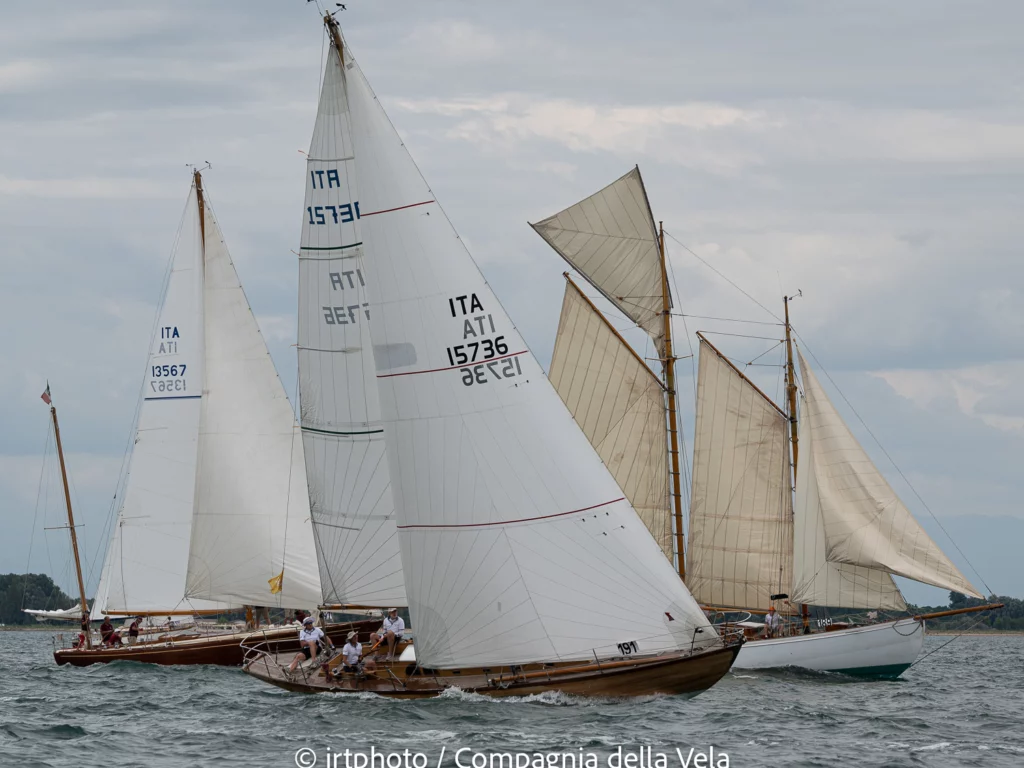 Serenity trionfa al 1° Raduno Città di Venezia – Trofeo Artù Chiggiato, evento che ha celebrato le vele d'epoca nel cuore di Venezia.