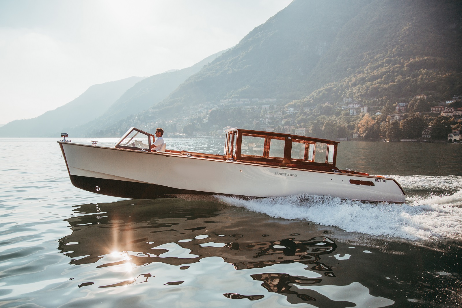 Scopri il Lago Maggiore con Classic Boat Experience: naviga su imbarcazioni tradizionali e vivi un'esperienza unica.