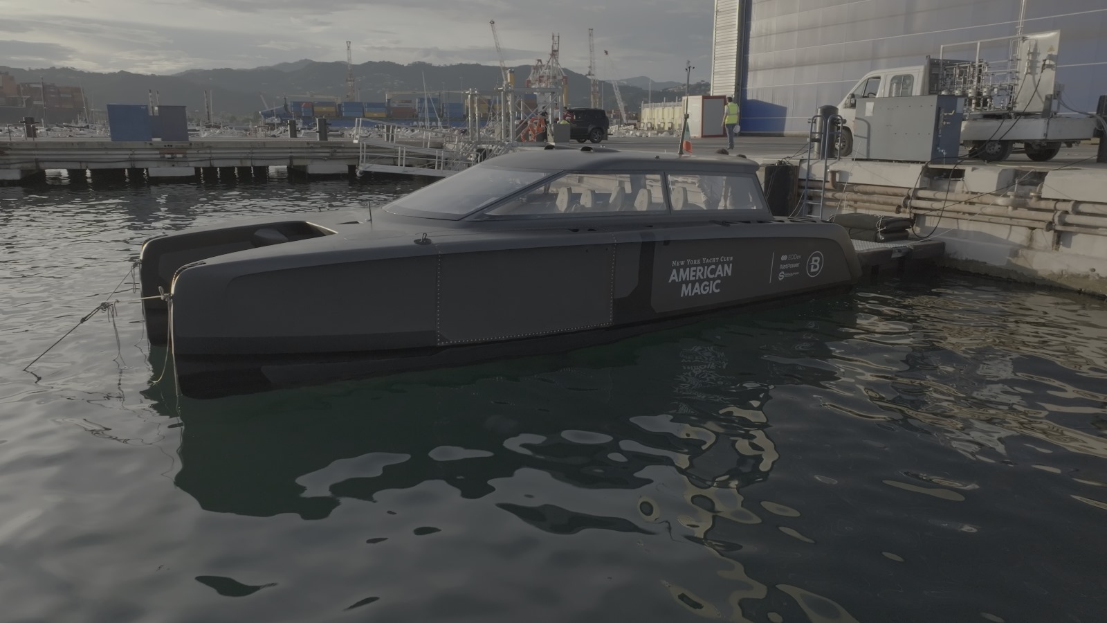 Bluegame e NatPower H completano il primo rifornimento di idrogeno per la chase boat BGH: verso una nautica green.