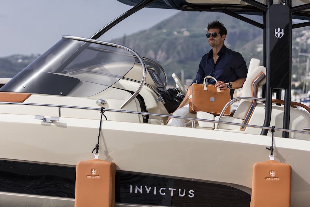 Invictus Yacht Summer Collection: accessori di lusso che portano lo stile delle imbarcazioni italiane nella vita quotidiana.