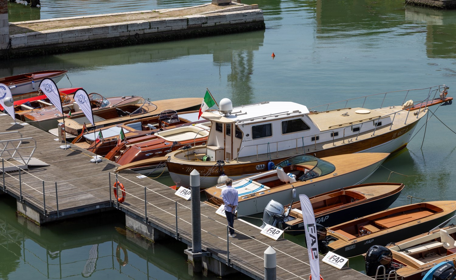 Scopri il Wood Village al Salone Nautico Venezia il fascino delle barche in legno e l'artigianato tradizionale dei cantieri veneziani.