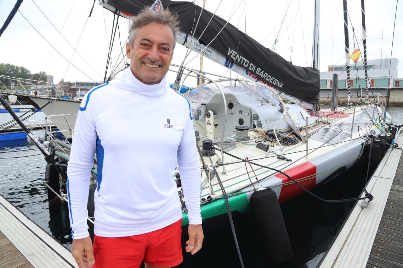 Il velista sardo Andrea Mura salpa da La Coruña per tornare a Cagliari con Vento di Sardegna dopo il successo nella Global Solo Challenge.