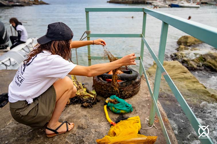 Scopri The Custodians Plastic Race di BioDesign Foundation: un'iniziativa di pulizia costiera per promuovere la sostenibilità.