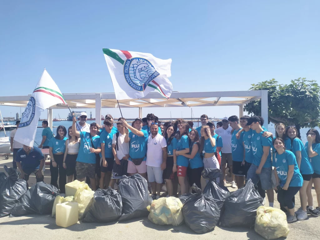 Pulifondali & Pulispiagge: 350 quintali di rifiuti recuperati in 40 località italiane per un mare più pulito.