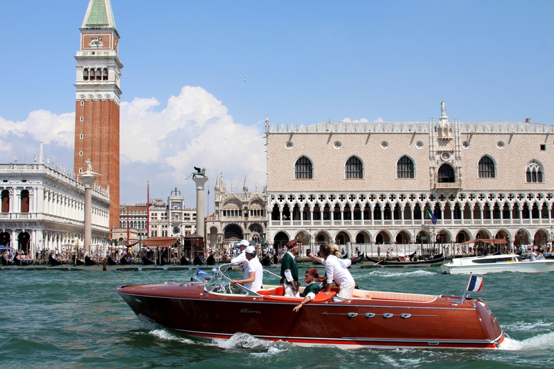 Il Riva Aquarama Byblos vince il "Best in Show" al Riva Days 2024 a Venezia, celebrando la nautica storica.