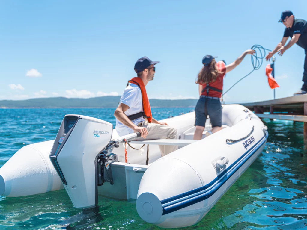 Alghero accoglie il primo fuoribordo elettrico Mercury Avator. Boatness guida la rivoluzione green nella nautica sarda.