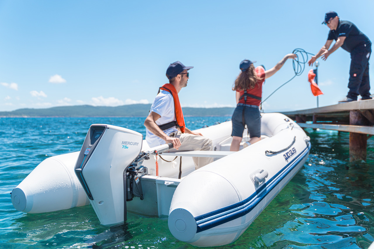 Alghero accoglie il primo fuoribordo elettrico Mercury Avator. Boatness guida la rivoluzione green nella nautica sarda.