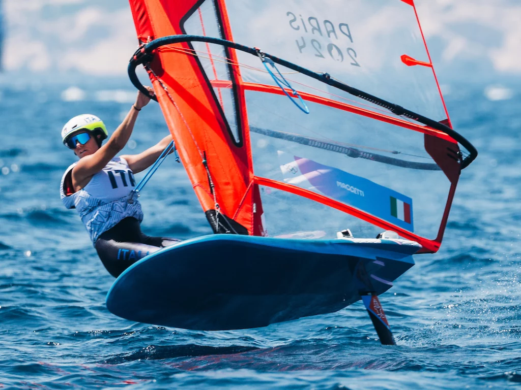 Giochi Olimpici di Paris 2024, vela: skiff e windsurfer in gara. Risultati promettenti per la squadra italiana.