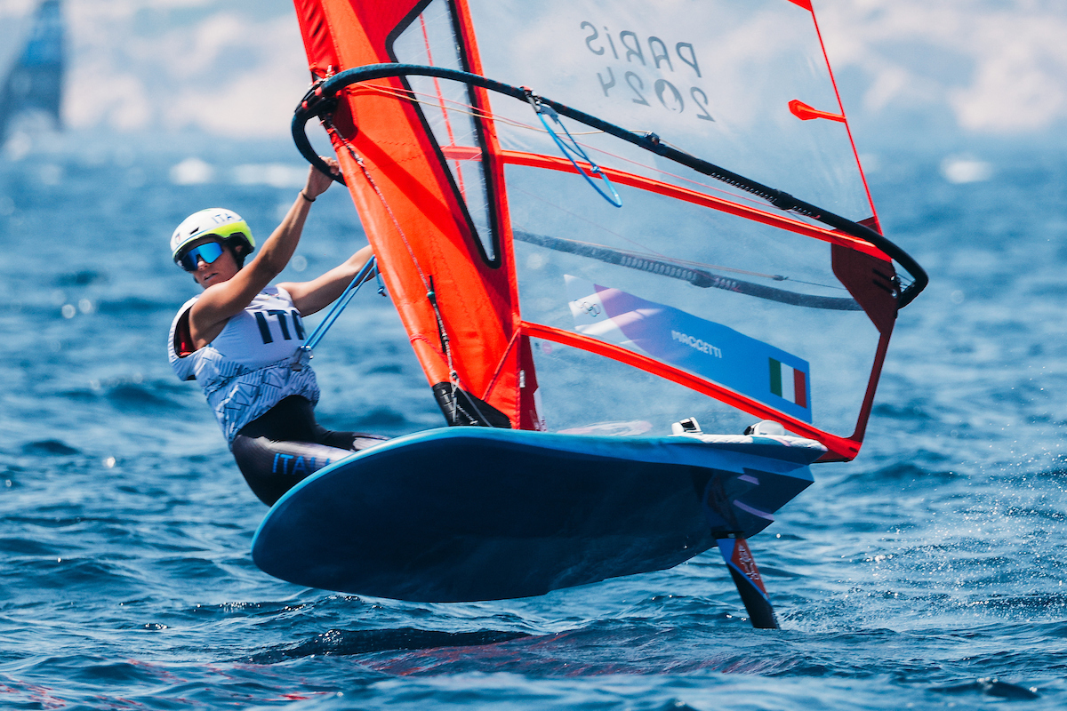 Giochi Olimpici di Paris 2024, vela: skiff e windsurfer in gara. Risultati promettenti per la squadra italiana.