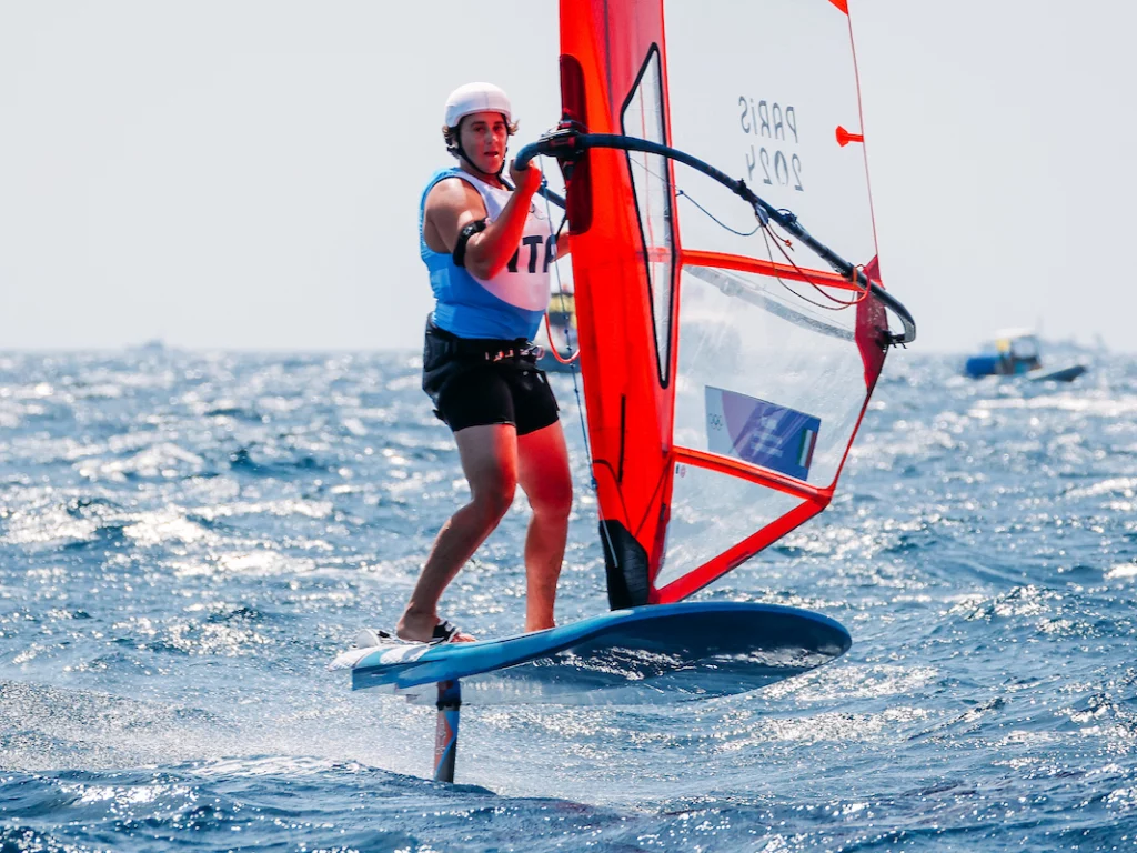 Parigi 2024 a Marsiglia: nel terzo giorno di regate, i windsurf volano con vento oltre i 15 nodi e grandi risultati.