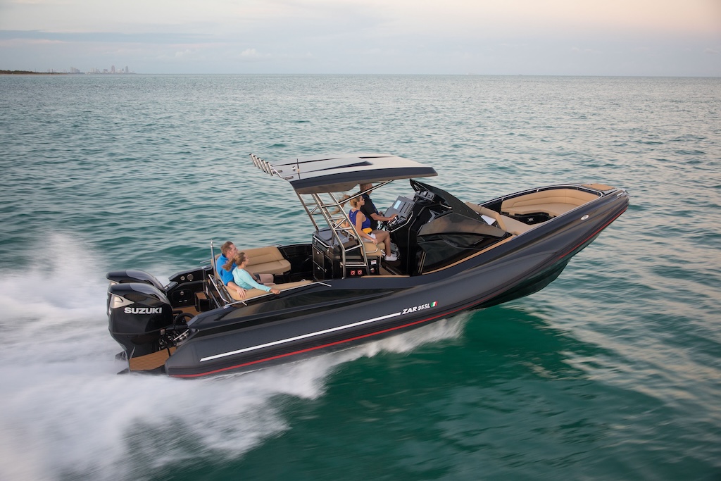 Suzuki lancia Hyperfuels PurFuels™, un carburante sostenibile per fuoribordo, riducendo le emissioni CO2 e costi.