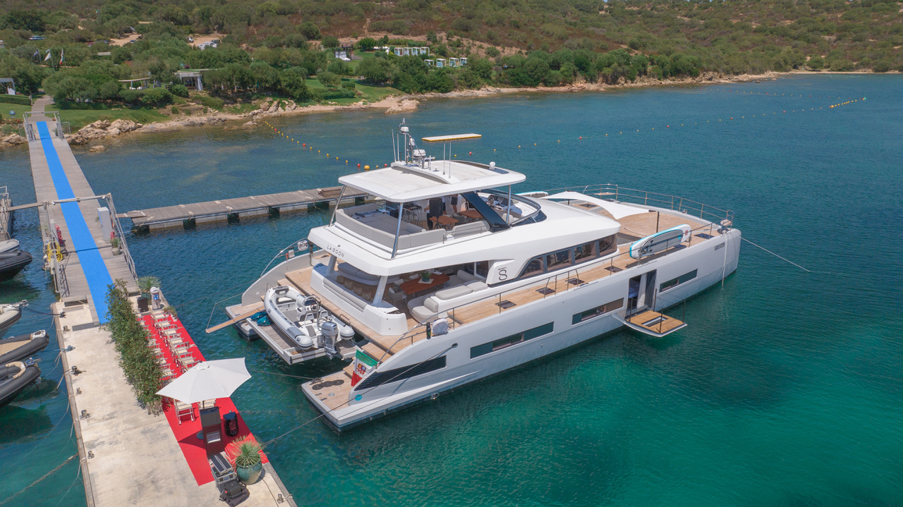 Simone Morelli consegna il primo Lagoon Seventy8 venduto in Italia: un capolavoro di lusso e innovazione nautica.