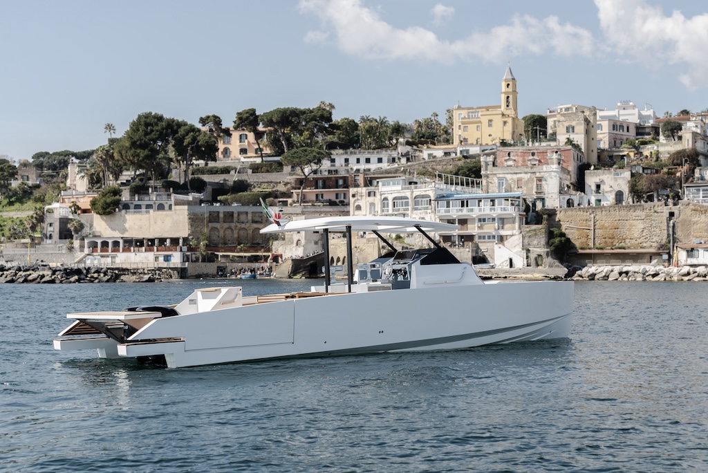 I-Boat presenta il modello #404: eleganza e innovazione a Genova 2024. Un nuovo standard nella nautica da diporto italiana.