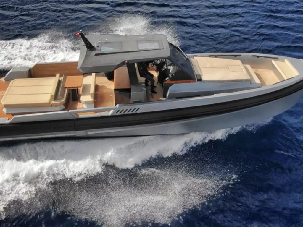 AWAVE 48, walkaround innovativo, al Cannes Yachting Festival 2024: design versatile, motori potenti e spazi ampi.