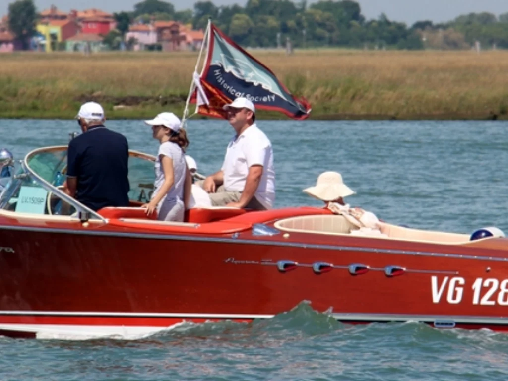 Trofeo Carlo Riva 2024: motoscafi storici e auto d'epoca sul Lago Maggiore, dal 5 all'8 settembre alla Marina di Lisanza.