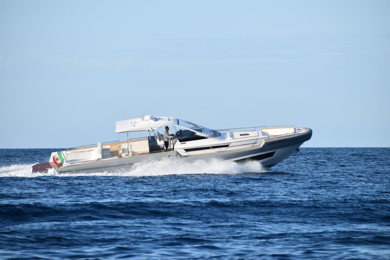 Scopri il nuovo maxi-rib Magazzù 55' al Cannes Yachting Festival 2024: design innovativo, prestazioni e lusso.