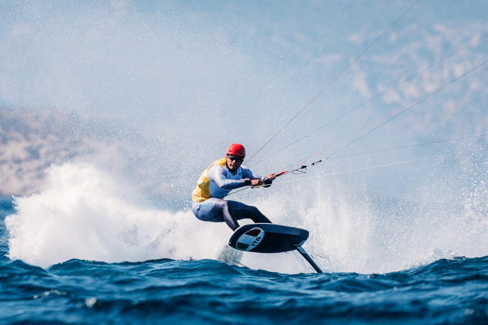 Italia brilla a Paris 2024: due ori nella vela e Pianosi quarto nel Kiteboard. Un trionfo per la vela italiana.