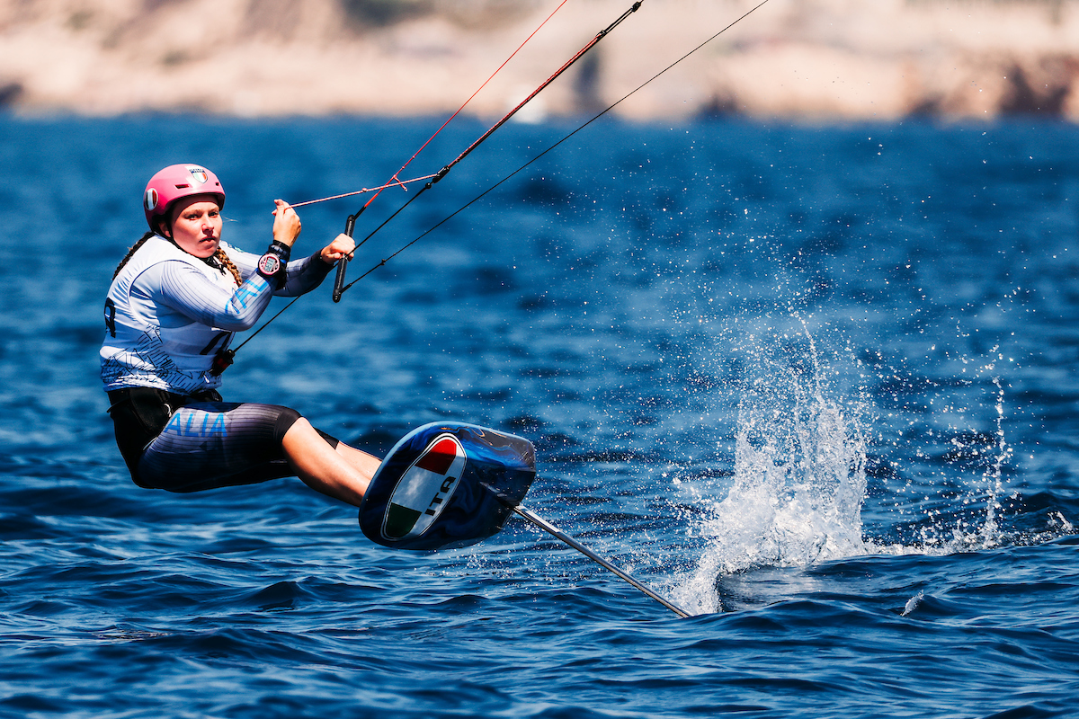 Olimpiadi 2024: vela italiana brilla a Marsiglia. Tita-Banti in testa, altre due finali conquistate. Attesa per le Medal Race.