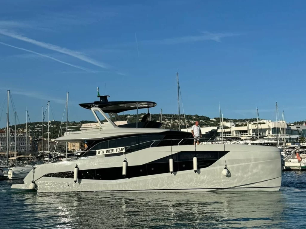 Scopri la nuova gamma di yacht di lusso Austin Parker al Cannes Yachting Festival 2024: design di Pininfarina e De Simoni.