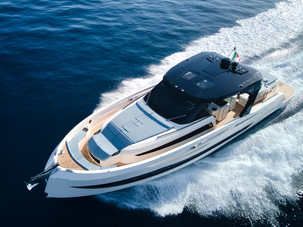 Scopri il nuovo Cayman Yachts 540 WA Grey Hull, presentato al Cannes Yachting Festival 2024: lusso, performance e comfort su oltre 17 metri.