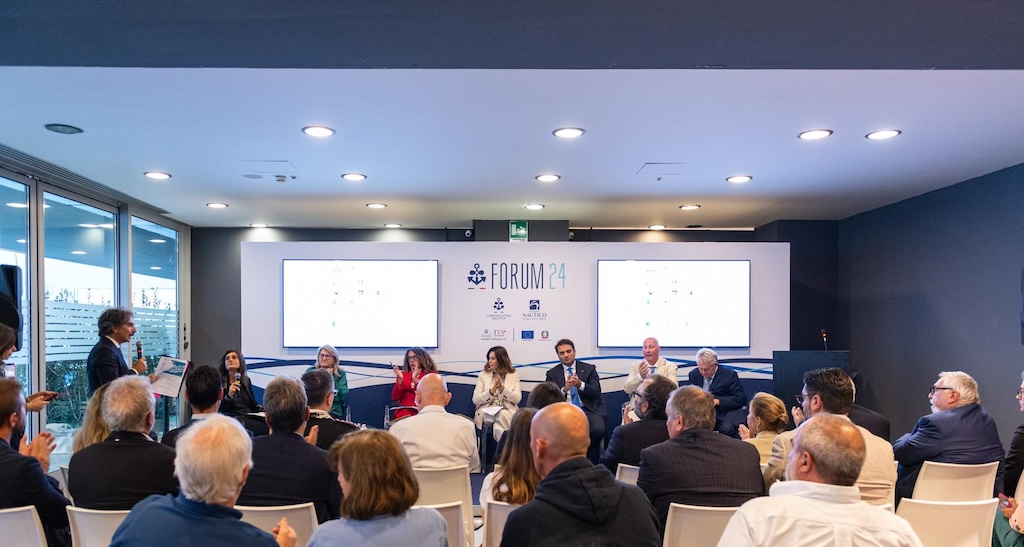 Al 64° Salone Nautico di Genova, il Ministro Santanché sottolinea l'importanza della nautica per il turismo italiano, promuovendo la Blue Economy e l'innovazione sostenibile.