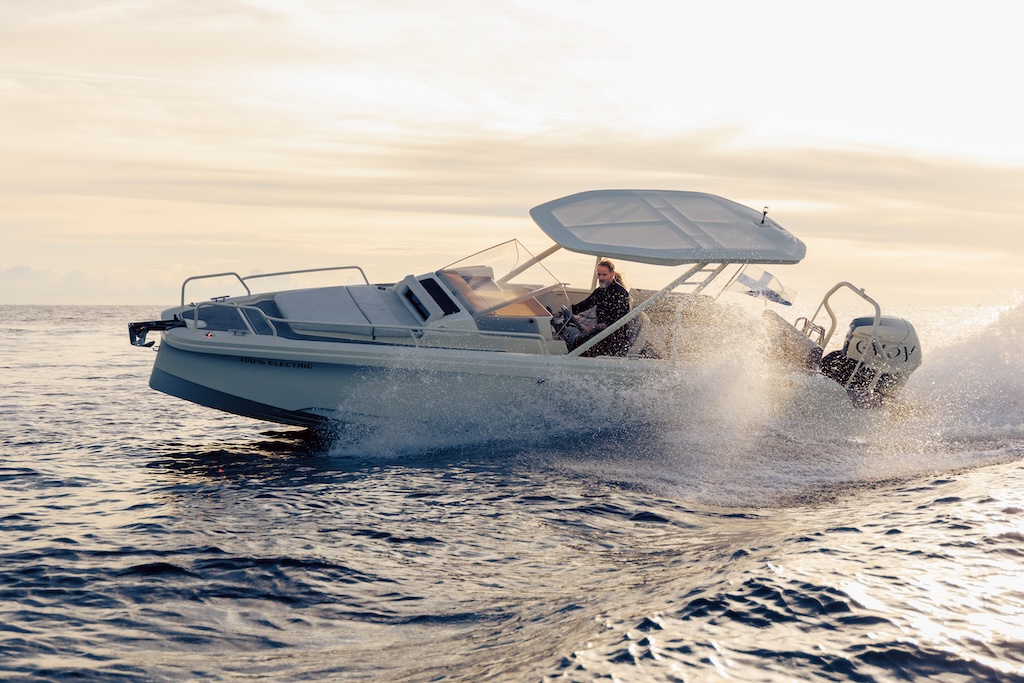 Axopar lancia AX/E, la nuova gamma di imbarcazioni elettriche: eleganza, prestazioni e sostenibilità per il futuro della nautica.