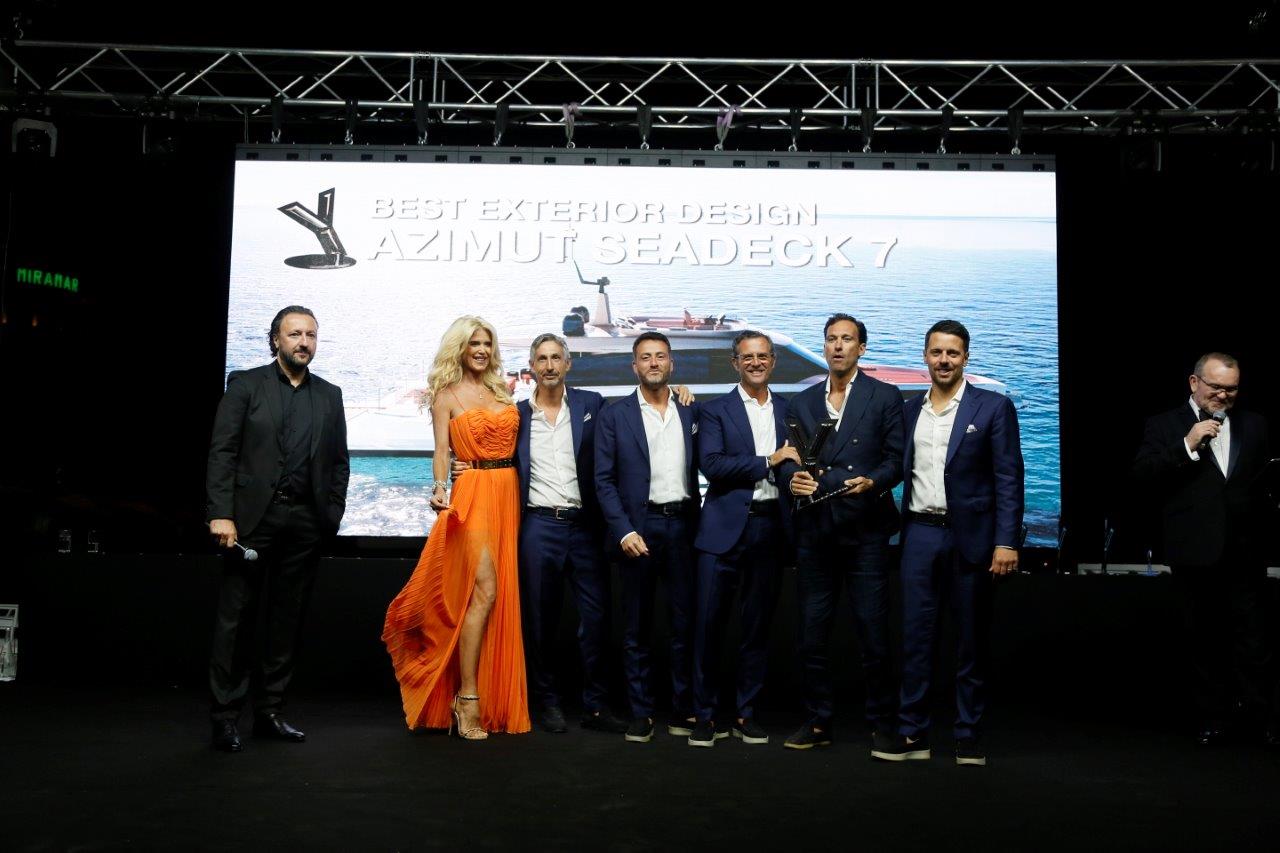Azimut trionfa ai World Yachts Trophies 2024 con Seadeck 7 e Fly 62, premiati per design esterno e layout innovativo.