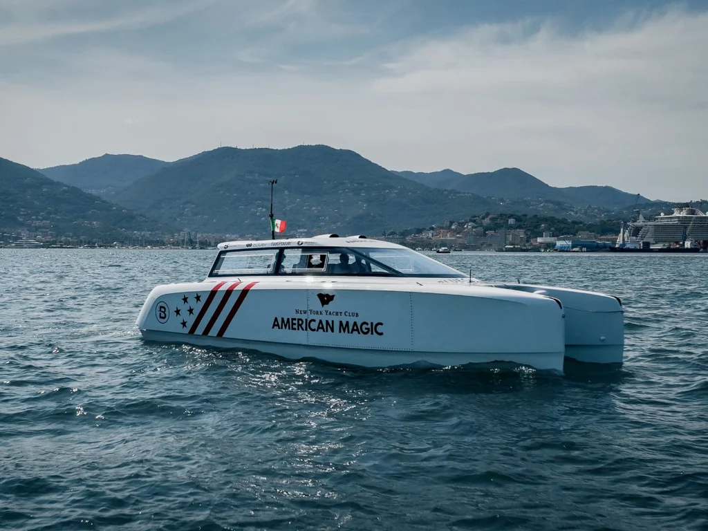 Bluegame presenta il BGH-HSV, chase boat a idrogeno zero emissioni che supporta American Magic all'America’s Cup 2024.