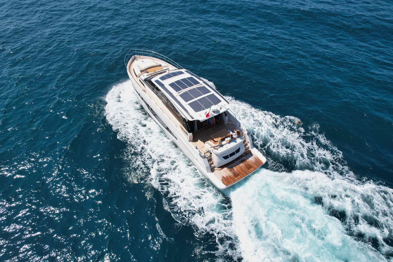 Scopri il CAYMAN S600 E-POWER al Salone Nautico di Genova: lusso e sostenibilità con il Naval EnerPack System.