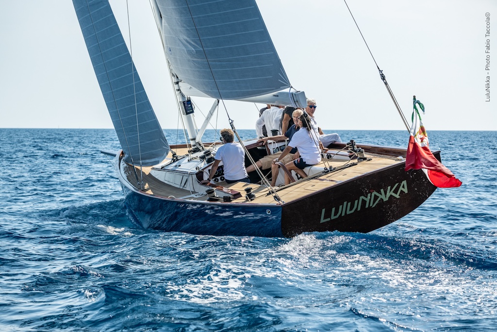 LuluNikka, elegante sloop di 42 piedi, debutta al varo. Progettato da Ceccarelli, è pronto per le regate classiche.