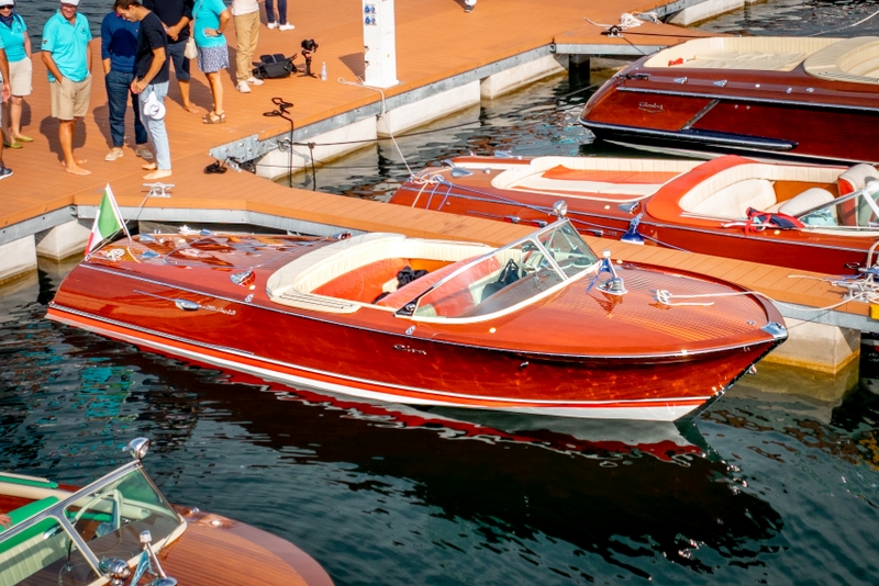 Rinascita della Marina di Lisanza e Trofeo Carlo Riva: celebrazione della nautica d'epoca sul Lago Maggiore.