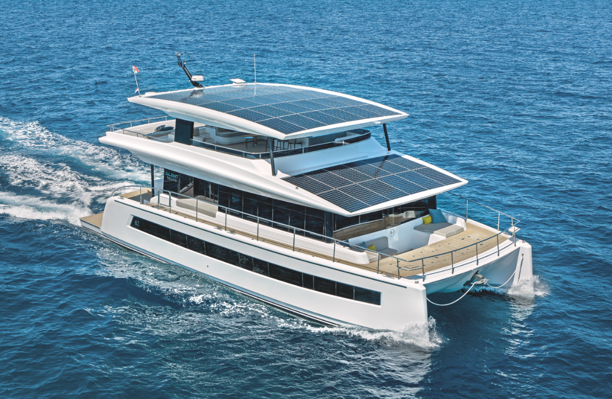Scopri il Silent 62 3-Deck Open al Cannes Yachting Festival 2024: catamarano elettrico con design innovativo e solare.