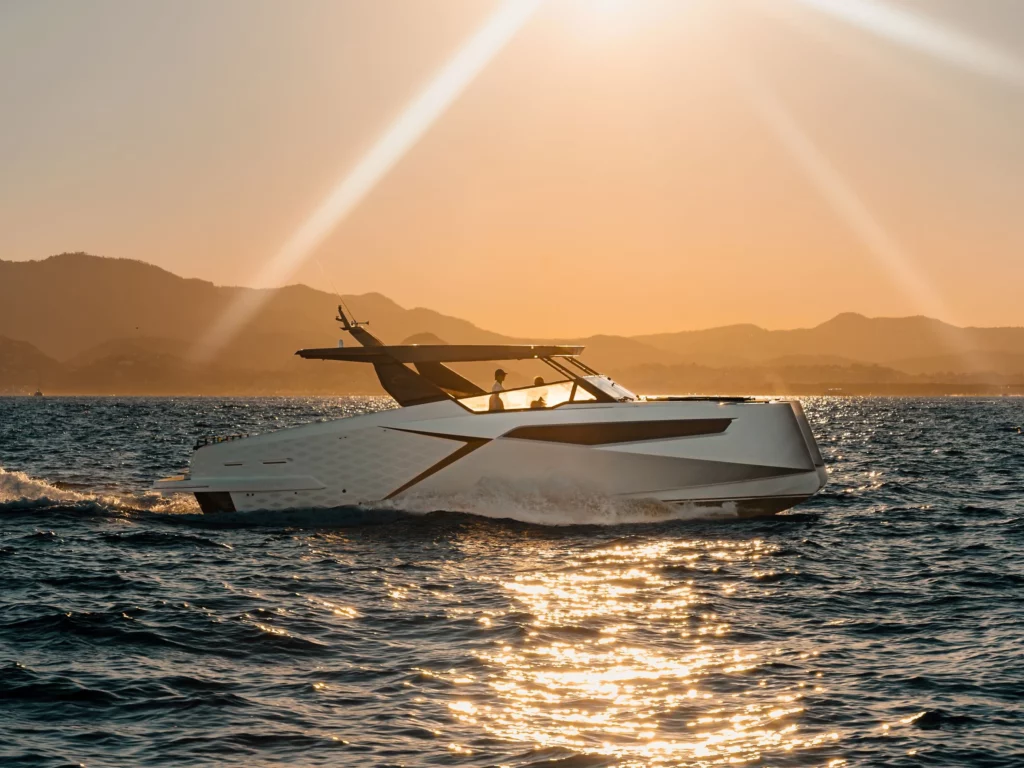 Il Dracan 42 debutta a Cannes: un catamarano di lusso che unisce minimalismo nordico, eleganza mediterranea e prestazioni eccellenti.