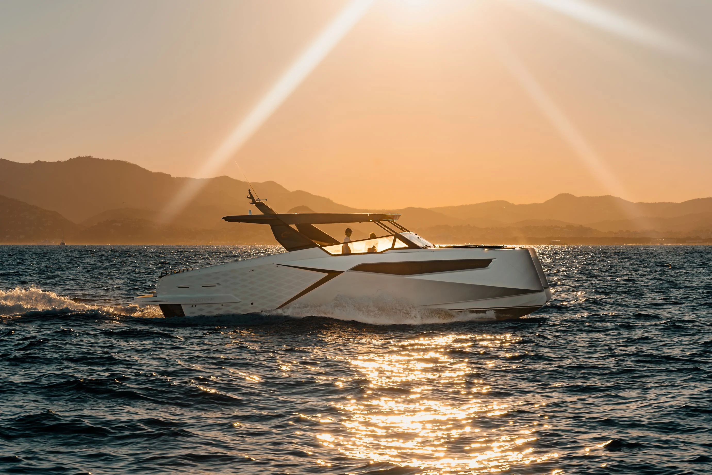 Il Dracan 42 debutta a Cannes: un catamarano di lusso che unisce minimalismo nordico, eleganza mediterranea e prestazioni eccellenti.