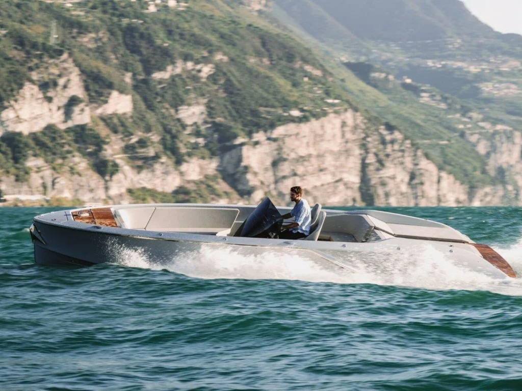 Scopri Frauscher al Cannes Yachting Festival 2024: nautica elettrica, innovazione e design sostenibile.