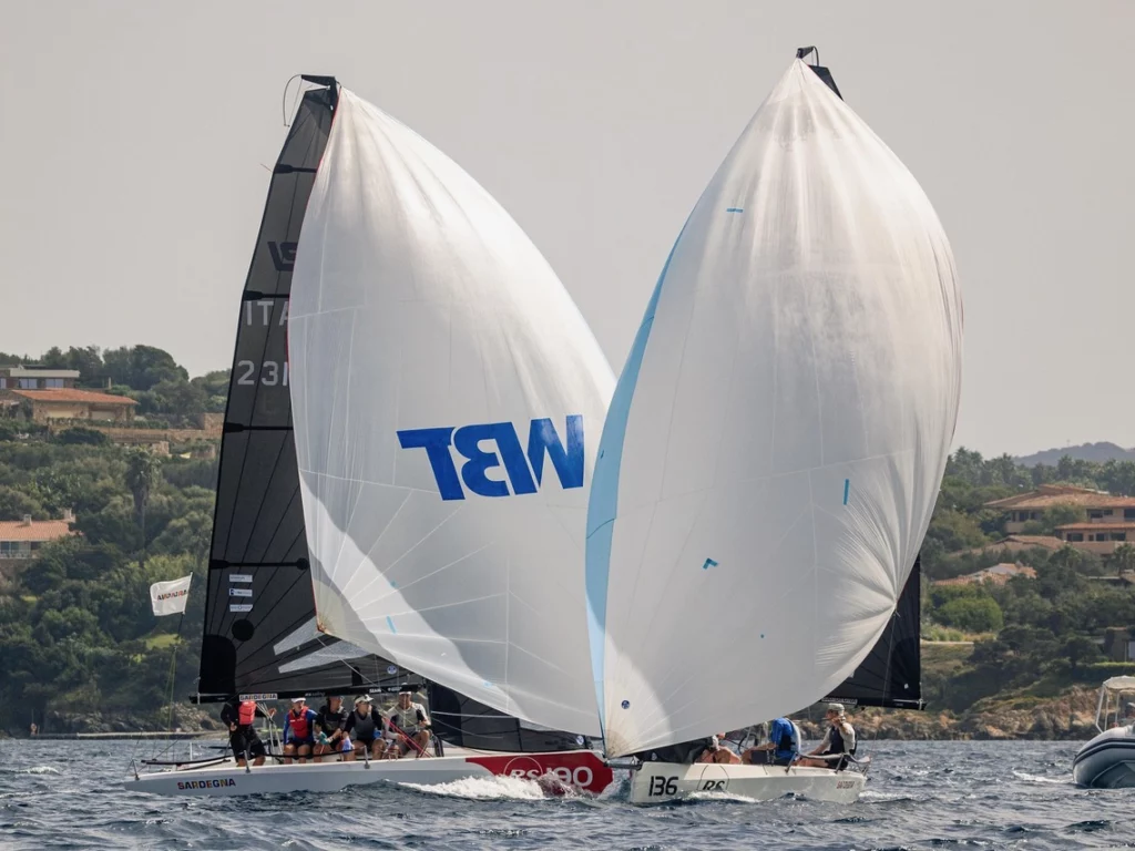 Il team inglese vince il Mondiale di Vela Innovativa RS21 a Porto Rotondo, con giovani talenti italiani in evidenza.