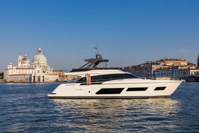 Ferretti Yachts 670