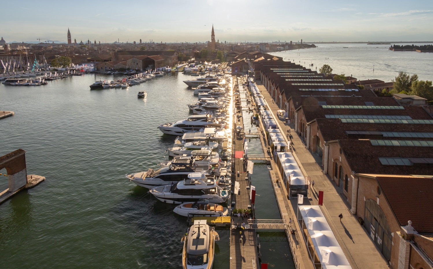 Aperte le iscrizioni al Salone Nautico Venezia 2025: innovazioni, yacht sostenibili e tradizione dal 29 maggio al 2 giugno.
